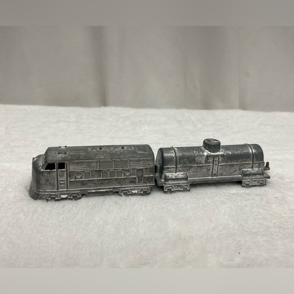 midgetoy vintage metal toy train Lot Of 2 Train Cars - Picture 10 of 16